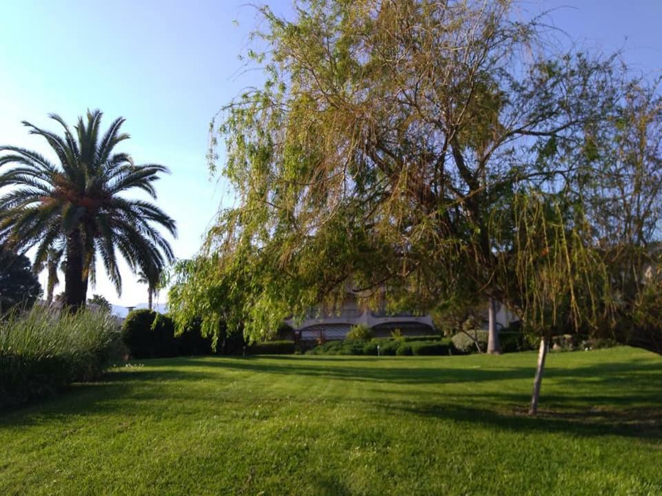 Bel Appartement Les Pieds Dans L'Eau Villeneuve-Loubet Luaran gambar